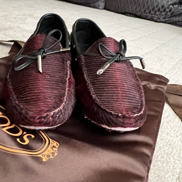 Tod’s Gommino Driving Shoes in Maroon/Black Fur. Size 38. - Picture 6 of 6
